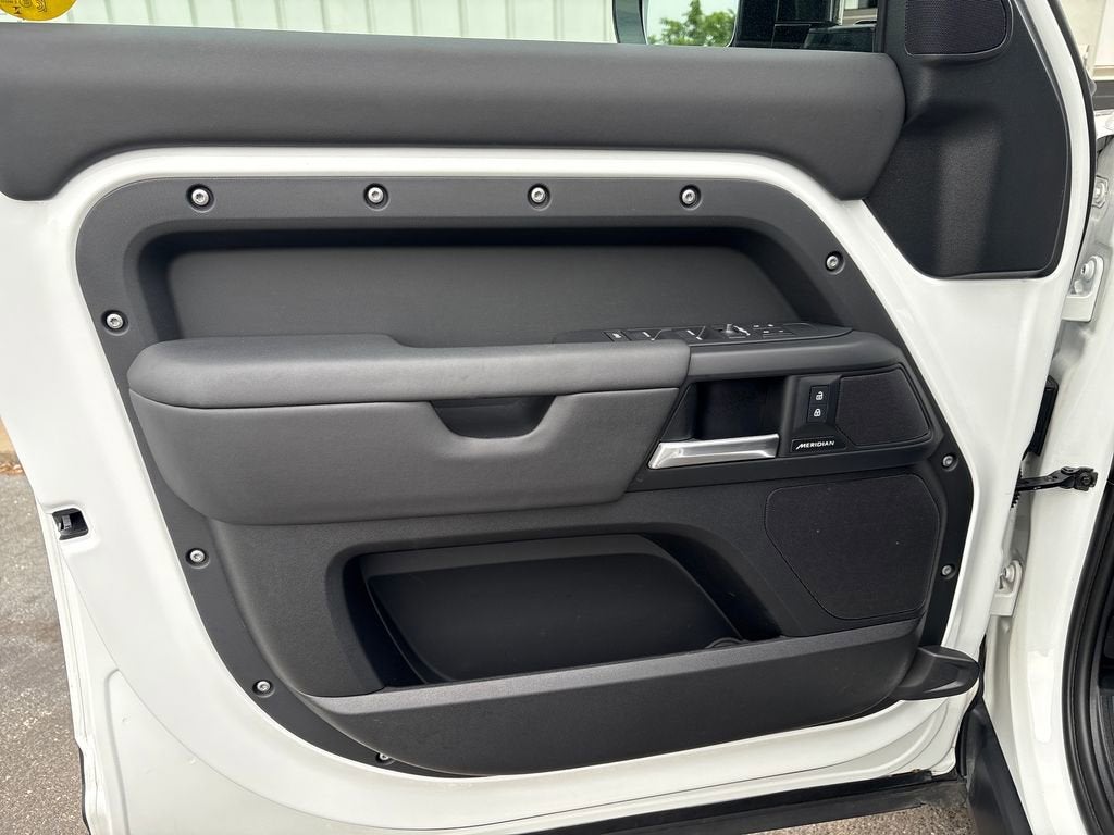 2025 Land Rover Defender 110 P300