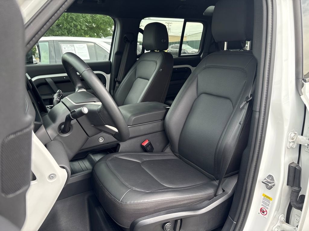 2025 Land Rover Defender 110 P300