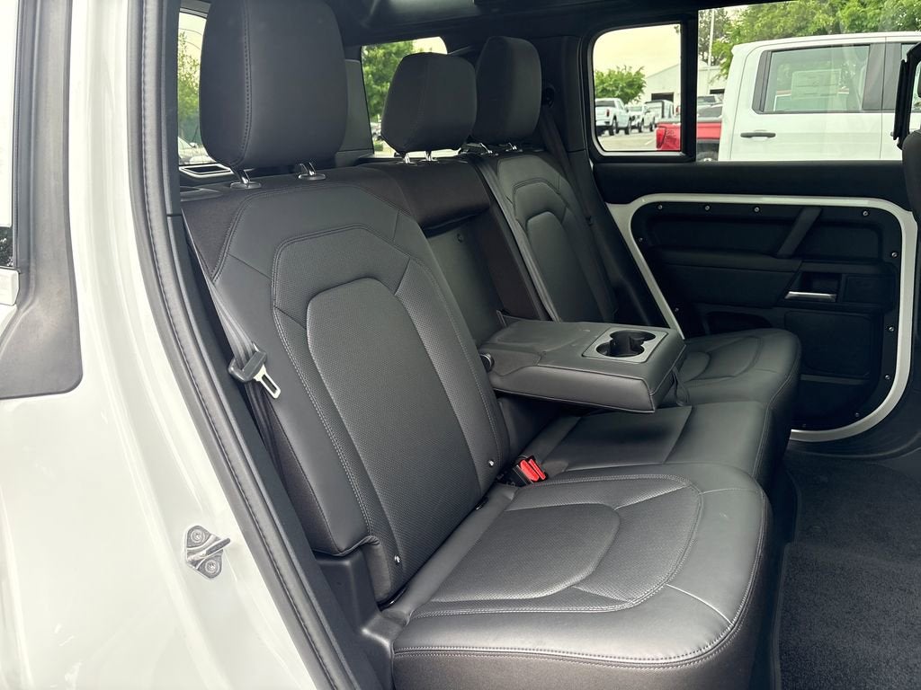 2025 Land Rover Defender 110 P300